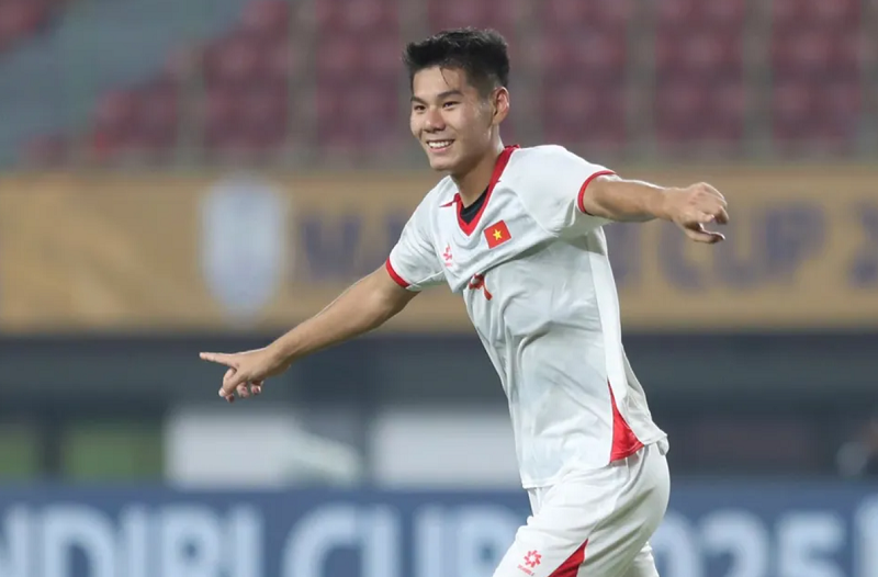 nguyen-hieu-minh-khoi-dau-an-tuong-trong-mau-ao-dtqg